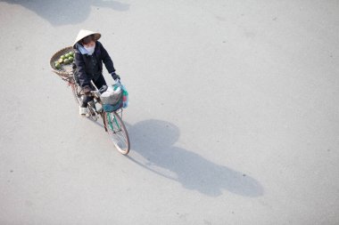 Hanoi, Vietnam: 30 Ağustos 2019 'da Hanoi' nin Eski Mahallesi 'ndeki sokak satıcıları bambudan yapılma hatıra eşyaları satıyorlar.