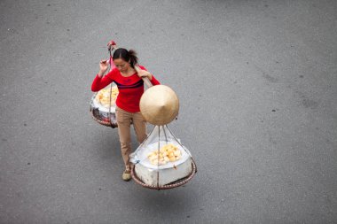 Hanoi, Vietnam: 30 Ağustos 2019 'da Hanoi' nin Eski Mahallesi 'ndeki sokak satıcıları bambudan yapılma hatıra eşyaları satıyorlar.
