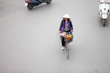 Hanoi, Vietnam: 30 Ağustos 2019 'da Hanoi' nin Eski Mahallesi 'ndeki sokak satıcıları bambudan yapılma hatıra eşyaları satıyorlar.