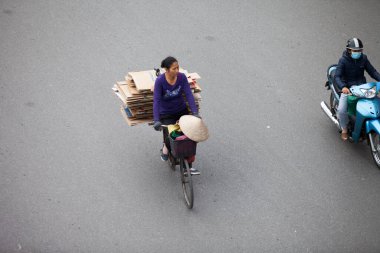 Hanoi, Vietnam: 30 Ağustos 2019 'da Hanoi' nin Eski Mahallesi 'ndeki sokak satıcıları bambudan yapılma hatıra eşyaları satıyorlar.