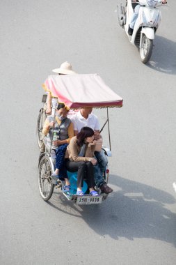 Hanoi caddesinde bisiklet sürücüsü konik şapka takıyor