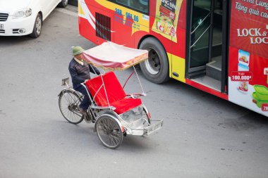 Hanoi caddesinde bisiklet sürücüsü konik şapka takıyor