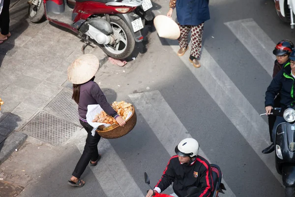 越南河内 2019年8月30日 河内老城区的街头摊贩 卖竹子做的纪念品 这是越南的文化 — 图库照片