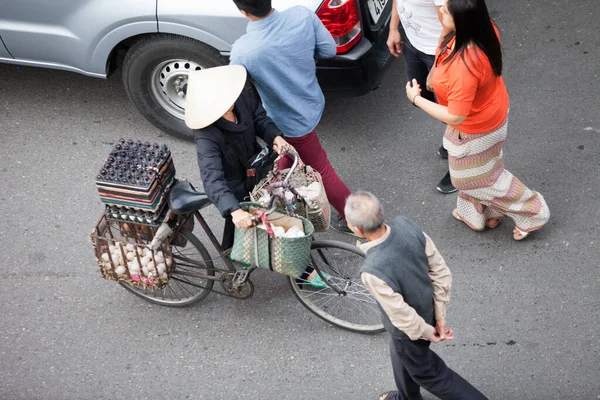 越南河内 2019年8月30日 河内老城区的街头摊贩 卖竹子做的纪念品 这是越南的文化 — 图库照片