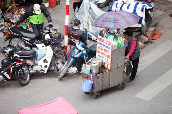 Hanoi Vietnámi Utcai Árusok Hanoi Régi Negyedében Augusztus 2019 Eladja — Stock Fotó