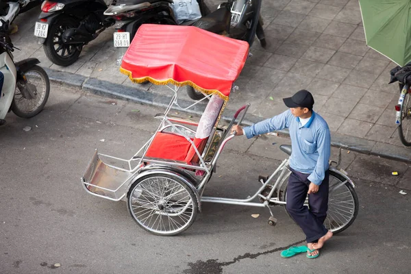 Cyclo Pedicab Conductor Usa Sombrero Cónico Calle Hanoi —  Fotos de Stock