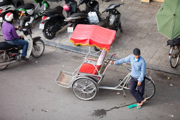 Cyclo Pedicab Conductor Usa Sombrero Cónico Calle Hanoi —  Fotos de Stock