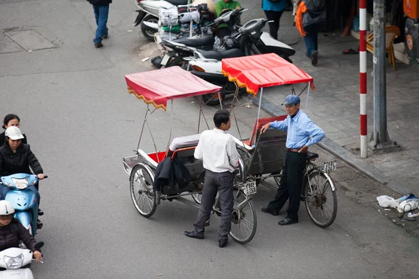 Motorista Ciclismo Pedicab Usa Chapéu Cônico Rua Hanói — Fotografia de Stock