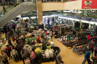 Hanoi, Vietnam - 28 Mayıs 2019: bisikletli ve motosikletli Hanoi başkentindeki Dong Xuan pazarının önünde seyahat ediyor. Dong Xuan pazarı, 1889 'da Fransızlar tarafından kuruldu, Hanoi' nin en eski ve en büyük pazarı..