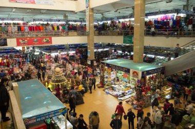 Hanoi, Vietnam - 28 Mayıs 2019: bisikletli ve motosikletli Hanoi başkentindeki Dong Xuan pazarının önünde seyahat ediyor. Dong Xuan pazarı, 1889 'da Fransızlar tarafından kuruldu, Hanoi' nin en eski ve en büyük pazarı..