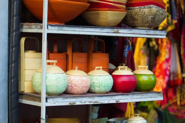 Vietnam 'ın geleneksel hatıraları Hanoi' nin Eski Mahallesi 'nde (Pho Co Hanoi, Vietnam) satılıyor.