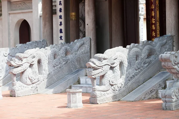 Estátua Dragão Pedra Vietnã Com Rosto Close Fundo Céu Azul — Fotografia de Stock