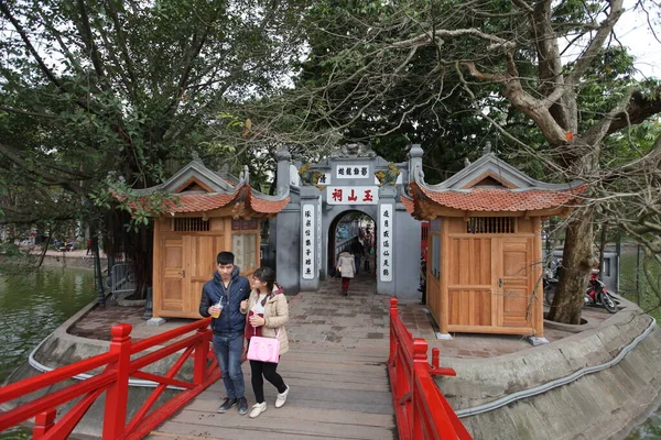 Red Bridge Huc Bridge Hoan Kiem Lake Hanoi Vietnam Novembre — Foto Stock