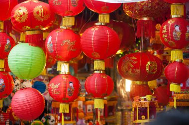 Hanoi / Vietnam - Eylül 12020: Geleneksel pazar, sonbahar festivali için farklı şekillere sahip renkli fenerler, aslan başları, davullar satıyor. Pazar Old Quarter, Hanoi 'de düzenlenir..