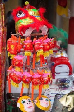 Hanoi / Vietnam - Eylül 12020: Geleneksel pazar, sonbahar festivali için farklı şekillere sahip renkli fenerler, aslan başları, davullar satıyor. Pazar Old Quarter, Hanoi 'de düzenlenir..