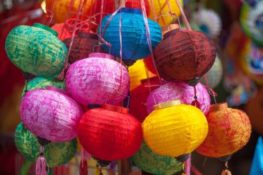 Hanoi / Vietnam - Eylül 12020: Geleneksel pazar, sonbahar festivali için farklı şekillere sahip renkli fenerler, aslan başları, davullar satıyor. Pazar Old Quarter, Hanoi 'de düzenlenir..