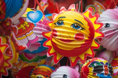 Hanoi / Vietnam - Eylül 12020: Geleneksel pazar, sonbahar festivali için farklı şekillere sahip renkli fenerler, aslan başları, davullar satıyor. Pazar Old Quarter, Hanoi 'de düzenlenir..