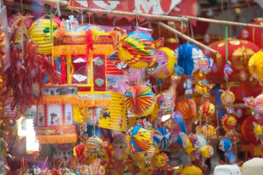 Hanoi / Vietnam - Eylül 12020: Geleneksel pazar, sonbahar festivali için farklı şekillere sahip renkli fenerler, aslan başları, davullar satıyor. Pazar Old Quarter, Hanoi 'de düzenlenir..