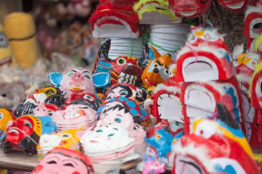 Hanoi / Vietnam - Eylül 12020: Geleneksel pazar, sonbahar festivali için farklı şekillere sahip renkli fenerler, aslan başları, davullar satıyor. Pazar Old Quarter, Hanoi 'de düzenlenir..