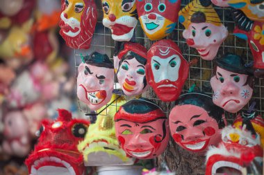 Hanoi / Vietnam - Eylül 12020: Geleneksel pazar, sonbahar festivali için farklı şekillere sahip renkli fenerler, aslan başları, davullar satıyor. Pazar Old Quarter, Hanoi 'de düzenlenir..