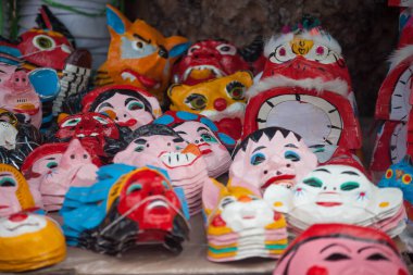 Hanoi / Vietnam - Eylül 12020: Geleneksel pazar, sonbahar festivali için farklı şekillere sahip renkli fenerler, aslan başları, davullar satıyor. Pazar Old Quarter, Hanoi 'de düzenlenir..