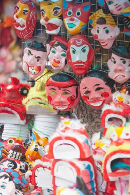 Hanoi / Vietnam - Eylül 12020: Geleneksel pazar, sonbahar festivali için farklı şekillere sahip renkli fenerler, aslan başları, davullar satıyor. Pazar Old Quarter, Hanoi 'de düzenlenir..