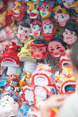 Hanoi / Vietnam - Eylül 12020: Geleneksel pazar, sonbahar festivali için farklı şekillere sahip renkli fenerler, aslan başları, davullar satıyor. Pazar Old Quarter, Hanoi 'de düzenlenir..