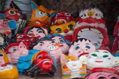 Hanoi / Vietnam - Eylül 12020: Geleneksel pazar, sonbahar festivali için farklı şekillere sahip renkli fenerler, aslan başları, davullar satıyor. Pazar Old Quarter, Hanoi 'de düzenlenir..