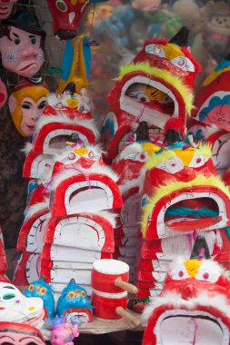 Hanoi / Vietnam - Eylül 12020: Geleneksel pazar, sonbahar festivali için farklı şekillere sahip renkli fenerler, aslan başları, davullar satıyor. Pazar Old Quarter, Hanoi 'de düzenlenir..