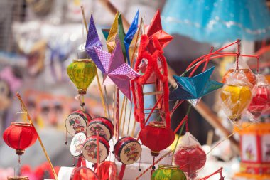 Hanoi / Vietnam - Eylül 12020: Geleneksel pazar, sonbahar festivali için farklı şekillere sahip renkli fenerler, aslan başları, davullar satıyor. Pazar Old Quarter, Hanoi 'de düzenlenir..