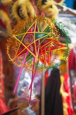 Hanoi / Vietnam - Eylül 12020: Geleneksel pazar, sonbahar festivali için farklı şekillere sahip renkli fenerler, aslan başları, davullar satıyor. Pazar Old Quarter, Hanoi 'de düzenlenir..