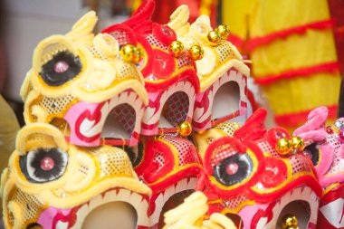 Hanoi / Vietnam - Eylül 12020: Geleneksel pazar, sonbahar festivali için farklı şekillere sahip renkli fenerler, aslan başları, davullar satıyor. Pazar Old Quarter, Hanoi 'de düzenlenir..