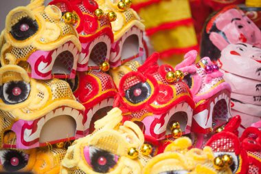 Hanoi / Vietnam - Eylül 12020: Geleneksel pazar, sonbahar festivali için farklı şekillere sahip renkli fenerler, aslan başları, davullar satıyor. Pazar Old Quarter, Hanoi 'de düzenlenir..