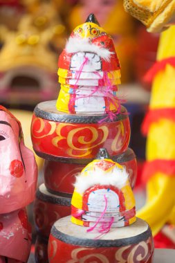 Hanoi / Vietnam - Eylül 12020: Geleneksel pazar, sonbahar festivali için farklı şekillere sahip renkli fenerler, aslan başları, davullar satıyor. Pazar Old Quarter, Hanoi 'de düzenlenir..