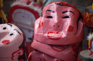 Hanoi / Vietnam - Eylül 12020: Geleneksel pazar, sonbahar festivali için farklı şekillere sahip renkli fenerler, aslan başları, davullar satıyor. Pazar Old Quarter, Hanoi 'de düzenlenir..