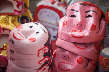 Hanoi / Vietnam - Eylül 12020: Geleneksel pazar, sonbahar festivali için farklı şekillere sahip renkli fenerler, aslan başları, davullar satıyor. Pazar Old Quarter, Hanoi 'de düzenlenir..