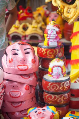 Hanoi / Vietnam - Eylül 12020: Geleneksel pazar, sonbahar festivali için farklı şekillere sahip renkli fenerler, aslan başları, davullar satıyor. Pazar Old Quarter, Hanoi 'de düzenlenir..
