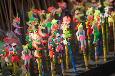 Hanoi / Vietnam - Eylül 12020: Geleneksel pazar, sonbahar festivali için farklı şekillere sahip renkli fenerler, aslan başları, davullar satıyor. Pazar Old Quarter, Hanoi 'de düzenlenir..