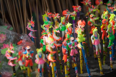 Hanoi / Vietnam - Eylül 12020: Geleneksel pazar, sonbahar festivali için farklı şekillere sahip renkli fenerler, aslan başları, davullar satıyor. Pazar Old Quarter, Hanoi 'de düzenlenir..