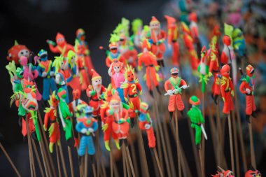 Hanoi / Vietnam - Eylül 12020: Geleneksel pazar, sonbahar festivali için farklı şekillere sahip renkli fenerler, aslan başları, davullar satıyor. Pazar Old Quarter, Hanoi 'de düzenlenir..