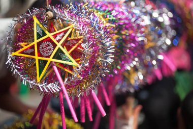 Hanoi / Vietnam - Eylül 12020: Geleneksel pazar, sonbahar festivali için farklı şekillere sahip renkli fenerler, aslan başları, davullar satıyor. Pazar Old Quarter, Hanoi 'de düzenlenir..