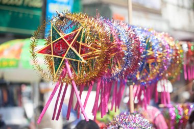 Hanoi / Vietnam - Eylül 12020: Geleneksel pazar, sonbahar festivali için farklı şekillere sahip renkli fenerler, aslan başları, davullar satıyor. Pazar Old Quarter, Hanoi 'de düzenlenir..