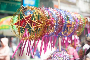 Hanoi / Vietnam - Eylül 12020: Geleneksel pazar, sonbahar festivali için farklı şekillere sahip renkli fenerler, aslan başları, davullar satıyor. Pazar Old Quarter, Hanoi 'de düzenlenir..