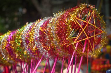 Hanoi / Vietnam - Eylül 12020: Geleneksel pazar, sonbahar festivali için farklı şekillere sahip renkli fenerler, aslan başları, davullar satıyor. Pazar Old Quarter, Hanoi 'de düzenlenir..