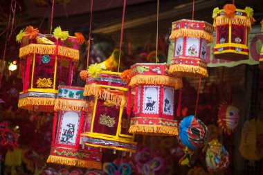 Hanoi / Vietnam - Eylül 12020: Geleneksel pazar, sonbahar festivali için farklı şekillere sahip renkli fenerler, aslan başları, davullar satıyor. Pazar Old Quarter, Hanoi 'de düzenlenir..