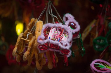 Hanoi / Vietnam - Eylül 12020: Geleneksel pazar, sonbahar festivali için farklı şekillere sahip renkli fenerler, aslan başları, davullar satıyor. Pazar Old Quarter, Hanoi 'de düzenlenir..