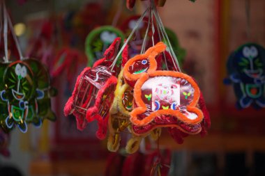 Hanoi / Vietnam - Eylül 12020: Geleneksel pazar, sonbahar festivali için farklı şekillere sahip renkli fenerler, aslan başları, davullar satıyor. Pazar Old Quarter, Hanoi 'de düzenlenir..