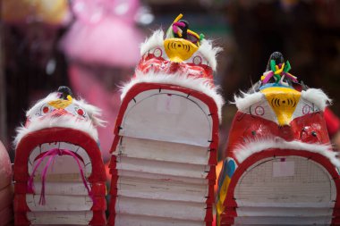 Hanoi / Vietnam - Eylül 12020: Geleneksel pazar, sonbahar festivali için farklı şekillere sahip renkli fenerler, aslan başları, davullar satıyor. Pazar Old Quarter, Hanoi 'de düzenlenir..