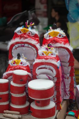 Hanoi / Vietnam - Eylül 12020: Geleneksel pazar, sonbahar festivali için farklı şekillere sahip renkli fenerler, aslan başları, davullar satıyor. Pazar Old Quarter, Hanoi 'de düzenlenir..