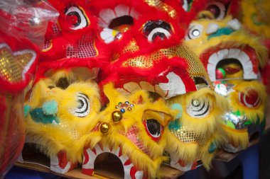 Hanoi / Vietnam - Eylül 12020: Geleneksel pazar, sonbahar festivali için farklı şekillere sahip renkli fenerler, aslan başları, davullar satıyor. Pazar Old Quarter, Hanoi 'de düzenlenir..